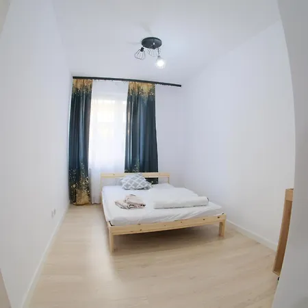 Ceglana 68metrow 아파트